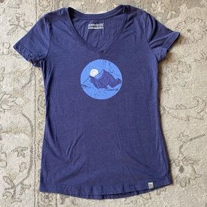 Avalanche V-neck Mountain T-shirt - Small